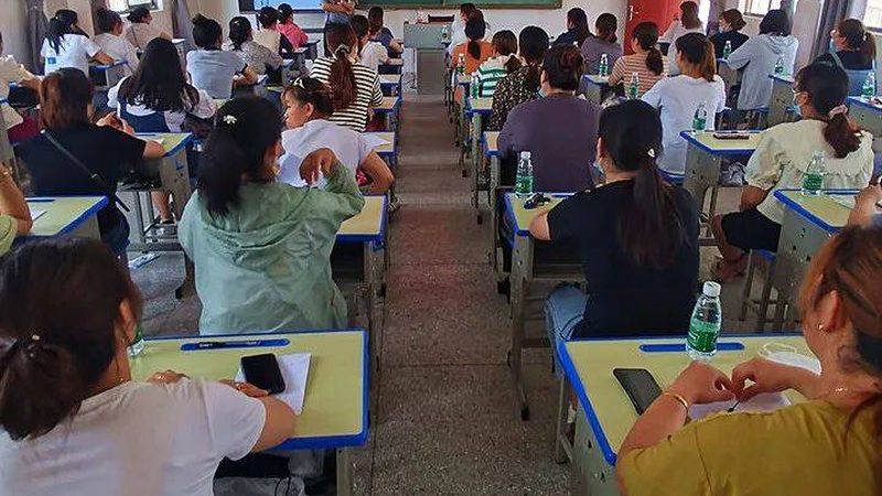 理论知识学习完成后，需要进行实践操作技能训练。可以通过以下几种方式进行：