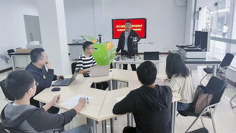 女生学电工，可以从以下几个方向发展：